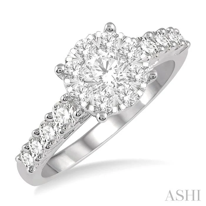 ROUND SHAPE LOVEBRIGHT ESSENTIAL DIAMOND ENGAGEMENT RING