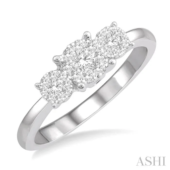 ROUND SHAPE PAST PRESENT & FUTURE LOVEBRIGHT ESSENTIAL DIAMOND ENGAGEMENT RING